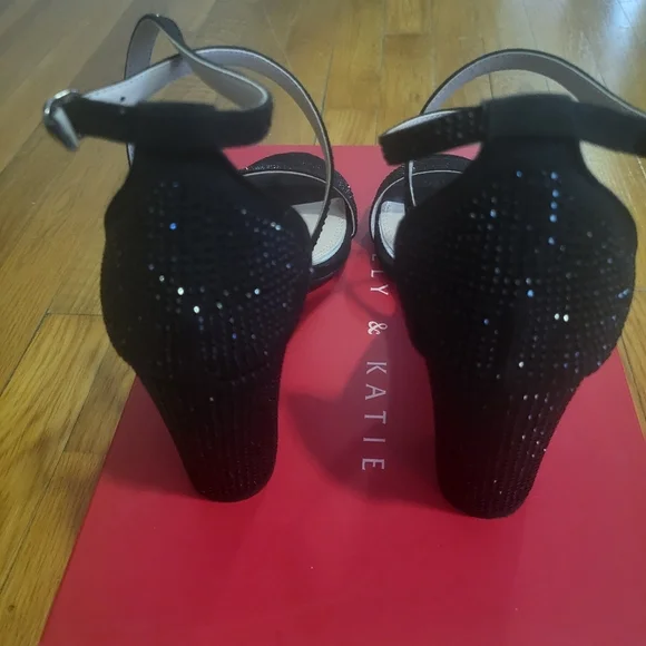 Kelly & Katie Black Strappy Sandals - Picture 6 of 6